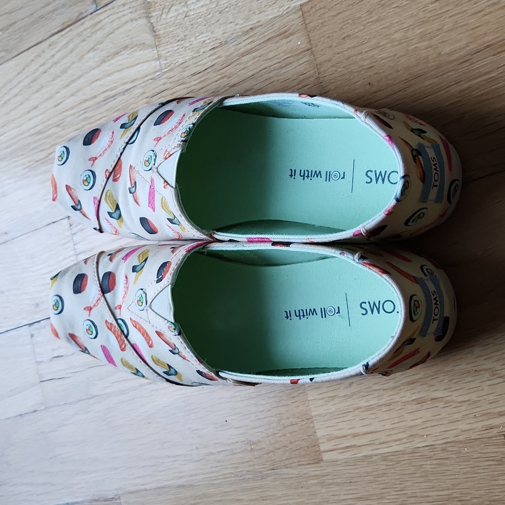 EUC Toms Alpargatas Slip-Ons